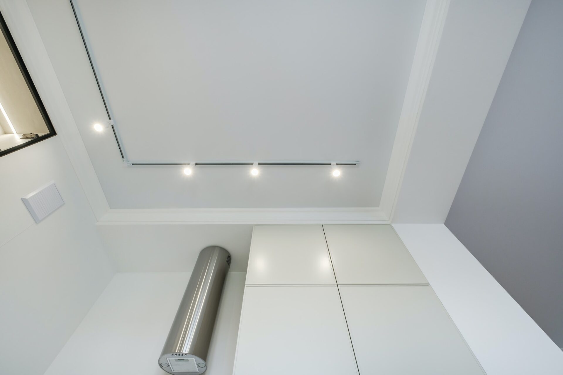 suspended ceiling with halogen spots lamps and drywall construction in empty room